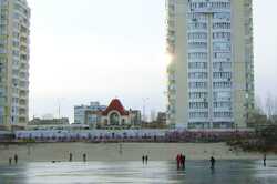 На улице +8: в Киеве на Оболони люди выходят на тонкий лёд (Фото) 