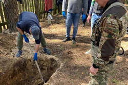 В Киевской области правоохранители зафиксировали очередные зверства россиян - расстреляли и раздавили танком