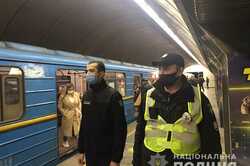 875 протоколов за 3 месяца. Полицейские отчитались, как они следят за карантином в киевском метро.