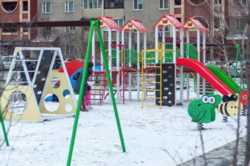На Троещине появилась новая яркая детская площадка