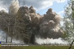 В ГСЧС показали, как мастерски уничтожают боеприпасы и мины оккупантов на Киевщине (ВИДЕО)