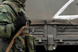 В Киевской области российские оккупанты бросили парадную форму: хотели с ней выйти на «парад победы»