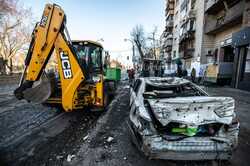 Последствия обстрелов и разрушений убирают с улиц Киева (ФОТО)