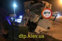 Под Броварами две фуры врезались в АЗС: какие последствия