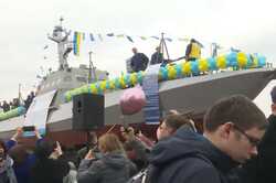 Под военный оркестр. В Киеве спустили на воду восьмой артиллерийский катер