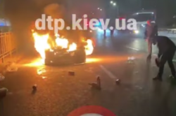 В Киеве на ходу вспыхнул и сгорел дотла автомобиль
