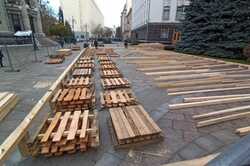 В Киеве напротив Офиса президента монтируют ледяной каток