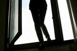 В Киеве женщина хотела прыгнуть с 12 этажа из-за того что ее сын в аду и ей нужно к нему (ВИДЕО)