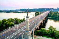 Киевляне требуют убрать советские гербы с моста Патона