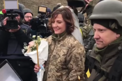 Кличко поздравил влюбленных Лесю и Валерия из ТРО Киева, обвенчавшихся на блок-посту. ВИДЕО