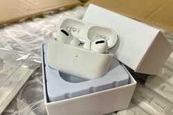 В Киев из Китая везли большую партию подделок наушников Apple (ФОТО)