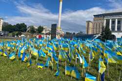 В Киеве на Майдане установили 55 флагов с позывными погибших бойцов 