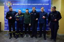 Зеленский наградил сотрудников ГСЧС за ликвидацию последствий обстрелов оккупантов