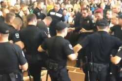 В горсовете Борисполя устроили массовую драку из-за мусорной свалки (Видео) 