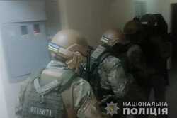Під Києвом ОЗУ на чолі з колишнім силовиком напала на мера міста (Фото)