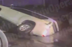 В Киеве на набережной машина провалилась под асфальт (Видео) 