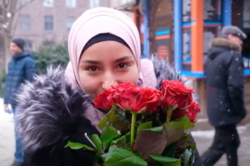 В Киеве мусульманки раздают розы женщинам: почему