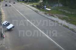 В Киеве пьяный водитель влетел в отбойник (ВИДЕО)