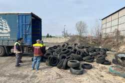 В одном из районов Киева обнаружили более тысячи автомобильных шин