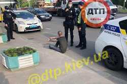 В Киеве мужчина пытался покончить с собой посреди улицы (Фото) 