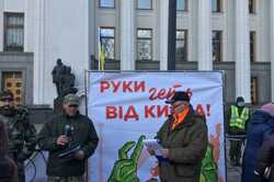 «Руки геть від Києва та киян!» – під Радою влаштували флешмоб проти закону про столицю