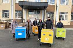 Школа в Бучі отримала інноваційний комплекс для навчання без світла (ФОТО)