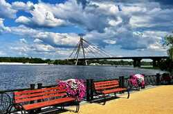 Киев украсили тысячи подвесных вазонов с цветами (ФОТО)