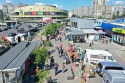 В Киеве снесли рынок возле станции метро 