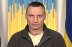 Кличко показал гуманитарный штаб и оборонительные сооружения Киева