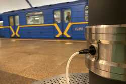 На яких станціях столичного метро можна підзарядити гаджети (СПИСОК)