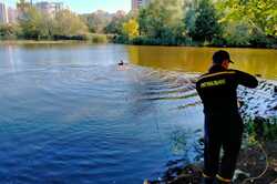 В Киеве из озера на Позняках достали тело мертвой женщины