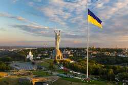 В Киеве временно приспустят главный флаг Украины возле Родины-матери — КГГА