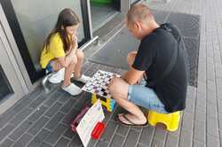 В Киеве маленькая чемпионка мира по шашкам игрой собирает деньги для ВСУ (ФОТО)