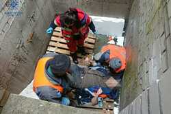 В Киевской области доставали мужчину из лифтовой шахты (ФОТО)