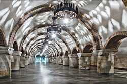 Лавочки в метро Києва: комунальники кажуть, що це небезпечно