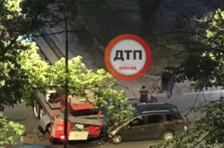 В Киеве произошло ДТП: легковушка на скорости въехала в машину пожарных (ФОТО)