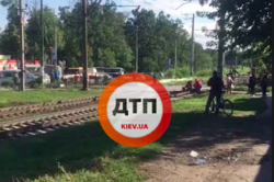 Погиб на месте: под Киевом поезд переехал подростка (Видео) 