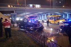 Появилось видео ДТП в Киеве, во время которого автомобиль слетел с моста