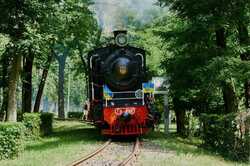 На Киевской детской железной дороге начал курсировать ретро-поезд (ФОТО)