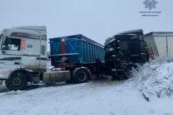 На трасі Київ-Одеса сталася масштабна ДТП: усі смуги руху перекрито (ФОТО)