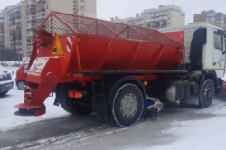 Дороги в Киеве расчищают 140 единиц спецтехники