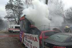 В Киеве на автомобильной стоянке произошел взрыв (ФОТО)