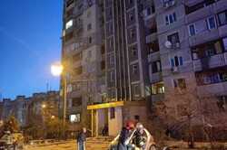 Есть погибший: в Киеве ракета оккупантов упала на жилой дом (Фото) 