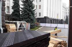 Под Офисом президента начали устанавливать каток 