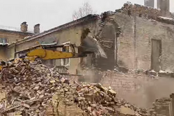 В Ірпені демонтують знищений окупантами будинок (ВІДЕО)