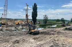В Киевской области ремонтируют мост через реку Трубеж (ФОТО)