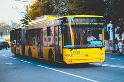В Киеве меняется маршрут нескольких автобусов и троллейбусов: как будет курсировать транспорт