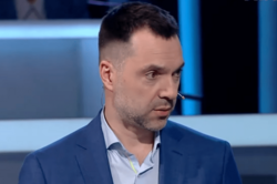 Особенно на Печерске: Арестович призвал не игнорировать воздушную тревогу в Киеве 