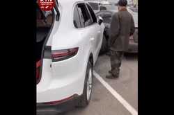В Киеве пьяная женщина на Porsche протаранил шесть машин