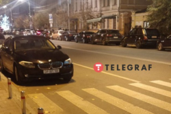 В Киеве BMW c дипломатическими номерами России припарковали прямо на переходе (Фото) 